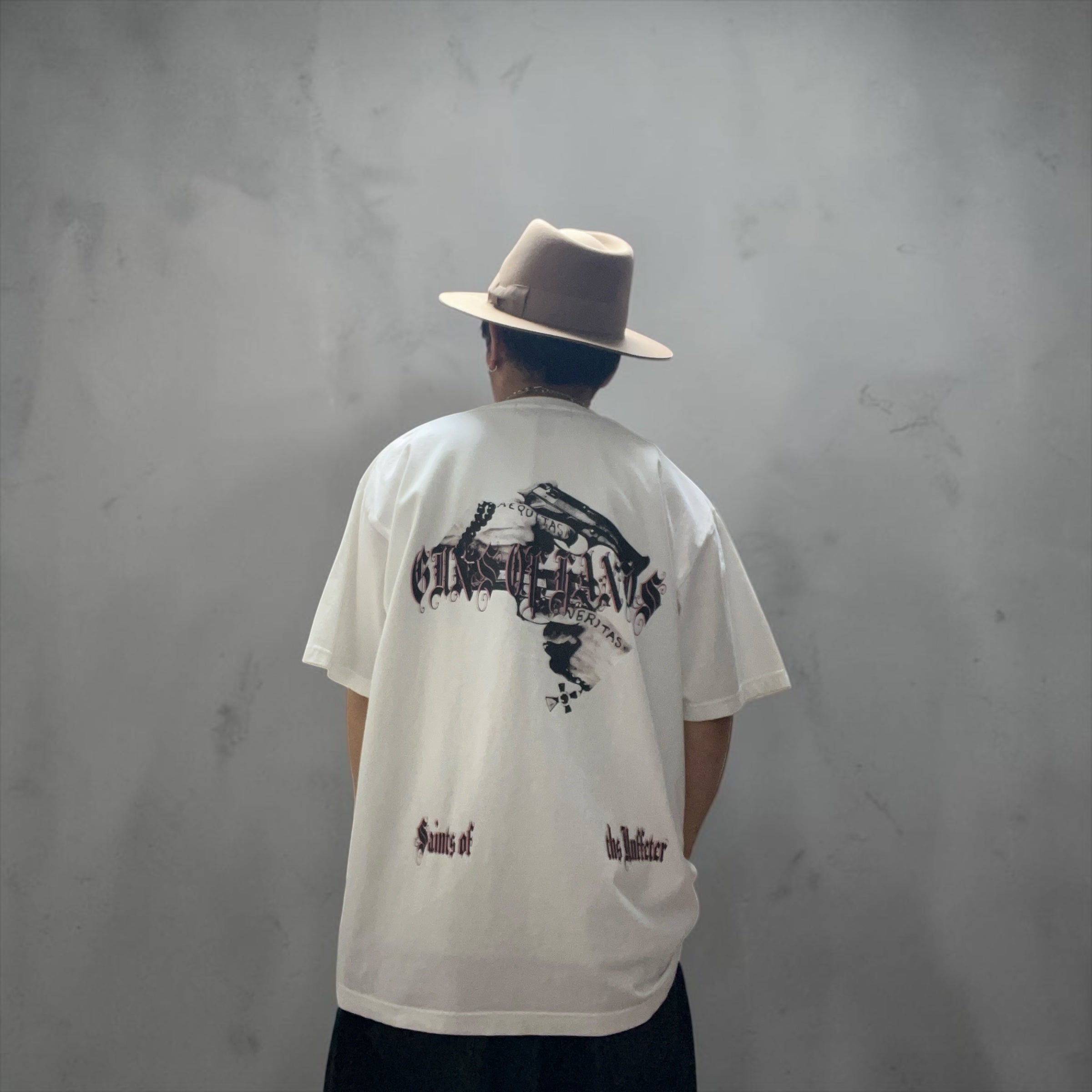 GUNS OF HANDS T-SH  FADE WHITE